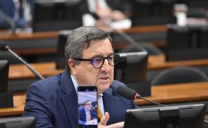 Comissão aprova piso salarial nacional de profissionais da educação básica pública