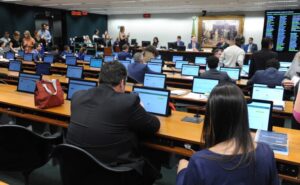 CCJ recomenda cassação de Carla Zambelli, que ainda depende de votação do Plenário