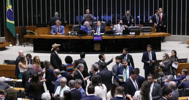 Por insuficiência de votos pela cassação, Câmara mantém mandato da deputada Carla Zambelli