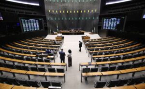 Deputados retomam análise de projeto que regulamenta a reforma tributária; acompanhe