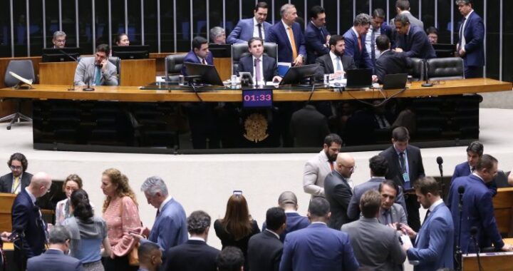 Câmara aprova projeto que reduz benefícios fiscais federais