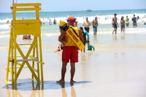 9 em cada 10 mortes por afogamento ocorrem por correntes de retorno, alerta Corpo de Bombeiros