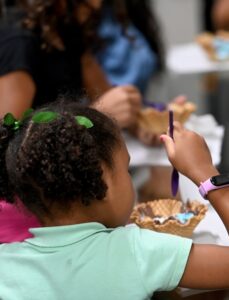 Crianças de centro de acolhimento visitam o restaurante Bom Prato em Campinas