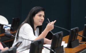 Comissão aprova projeto que amplia rede de apoio para grávidas e mães que estudam