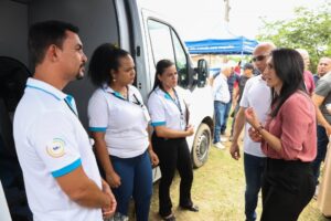 Moradores de bairro em Guarujá participam de mutirão da Tarifa Social Paulista