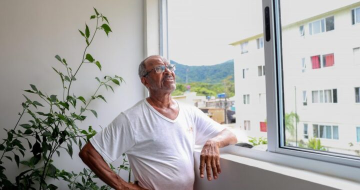 Três anos após as chuvas em São Sebastião, moradores que perderam tudo comemoram nova moradia: ‘Aqui me sinto segura’