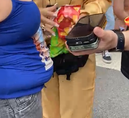 Policiais fantasiados de Caça Fantasmas prendem 2 com celulares furtados em megabloco na Consolação