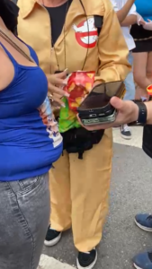 Policiais fantasiados de Caça Fantasmas prendem homem com celulares furtados em megabloco na Consolação