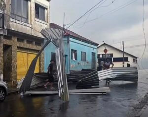 Temporal com ventos de até 70 km/h causa destelhamentos e deixa famílias desalojadas em Ribeirão Branco