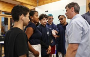 Governo de SP abre ano letivo com ida à unidade modelo e entregas de escola e creche em São Sebastião