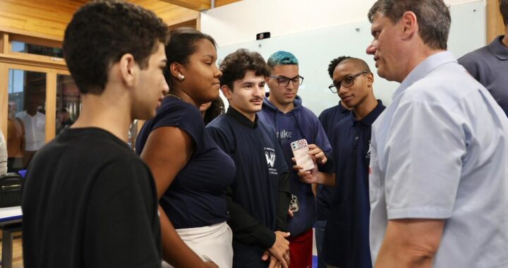 Governo de SP abre ano letivo com ida à unidade modelo e entregas de escola e creche em São Sebastião