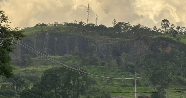 Bombeiros realizam rapel para resgatar cão em situação de risco em pedreira em São Roque
