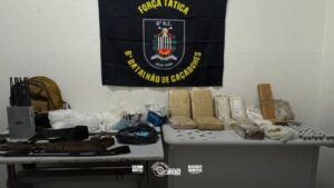 Polícia Militar apreende mais de 20 kg de drogas escondidas em tonéis em Santos