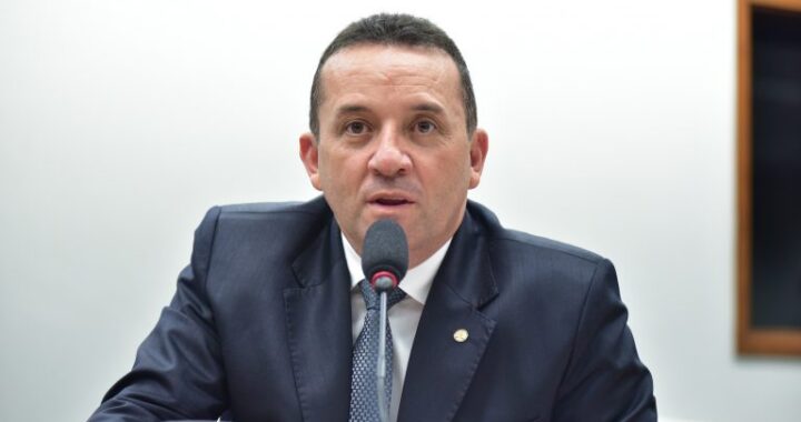 Projeto autoriza leitura da Bíblia e símbolos religiosos em órgãos dos três Poderes