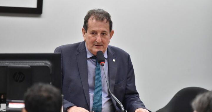 Proposta inclui Ministério do Desenvolvimento Agrário como responsável por registro de agrotóxico