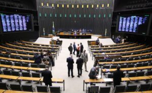 Deputados analisam proposta de reestruturação da carreira dos servidores da Câmara