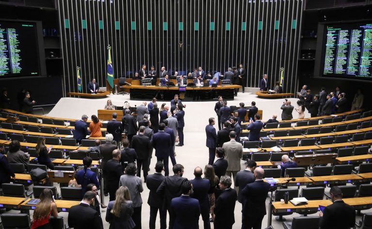 Plenário aprova reestruturação de carreiras dos servidores da Câmara e do Senado