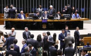 Deputados podem votar proposta que reajusta multa por adulteração de combustíveis