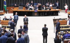 Deputados analisam mudanças no projeto de lei antifacção; acompanhe