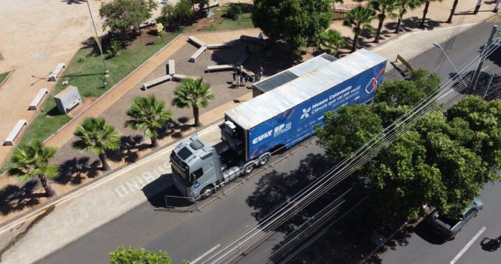Carreta do Museu Catavento leva cultura e ciência para São Vicente