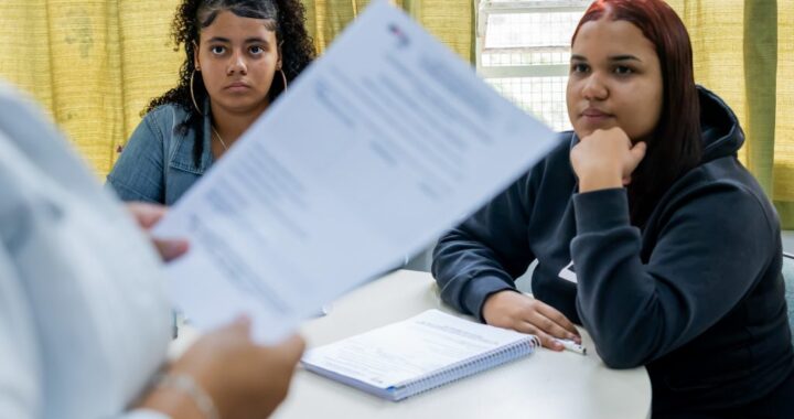 Professora de São Bernardo do Campo cria aula para empoderar alunas contra violência financeira