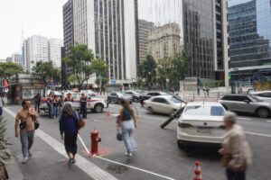 Defesa Civil de SP realiza ação educativa com simulação de fio energizado em via pública