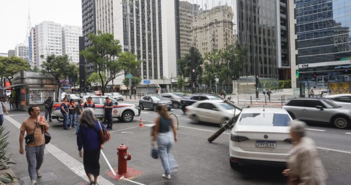 Defesa Civil de SP realiza ação educativa com simulação de fio energizado em via pública