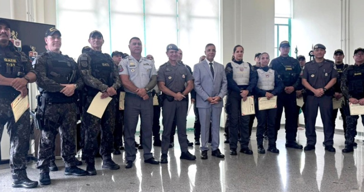 PMs do Gate que impediram feminicídio e salvaram refém são homenageados em São Paulo