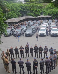 PM de SP realiza operação contra o crime organizado no Morro São Bento, em Santos