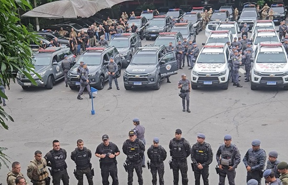 PM de SP realiza operação contra o crime organizado no Morro São Bento, em Santos