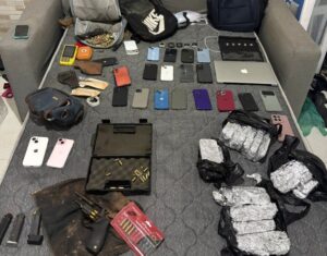 ‘Casa cofre’ em Paraisópolis pertence a quadrilha especializada em roubo e furto de celulares, diz PM