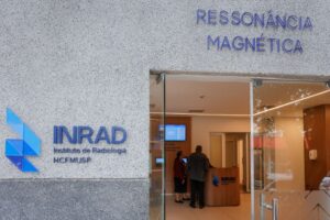 Governo de SP entrega modernização da ala de ressonância magnética do Hospital das Clínicas