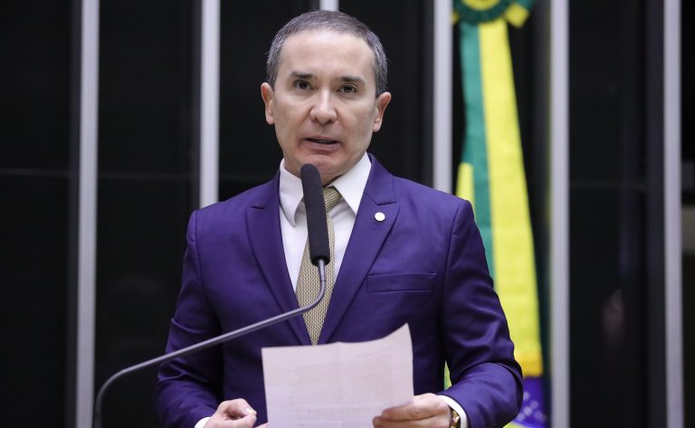 Projeto isenta motoristas autônomos de pedágio em rodovias