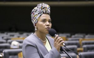 Deputada afirma que falta estrutura organizada para políticas voltadas à juventude; ouça a entrevista