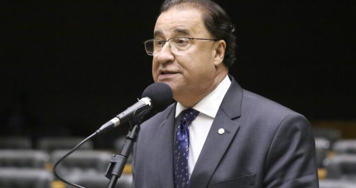 <div>Projeto proíbe ‘overbooking’ e cria indenização extra além do reembolso da passagem</div>