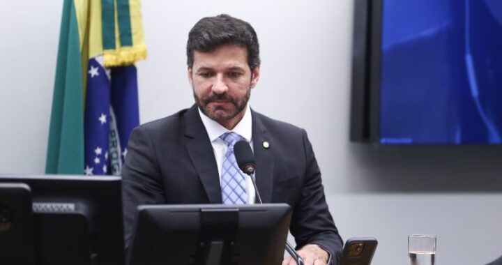 Comissão aprova programa de emprego no setor de turismo que permite manter Bolsa Família