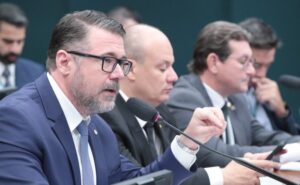 Comissão aprova destinar taxa de colecionador de arma a fundo da Polícia Federal