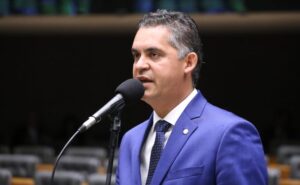 Projeto garante assentos juntos para famílias em voos sem taxa extra