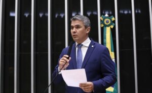 Comissão aprova projeto que dá prazo para renovação da CNH de condutor que estava fora do país