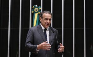 Comissão aprova regra que cobra multas antigas do ex-proprietário e cria novo seguro obrigatório