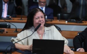 Comissão aprova isenção da taxa de passaporte para estudante de família de baixa renda