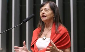 <div>Projeto amplia “Pé-de-Meia” para bolsistas de escolas particulares e comunitárias</div>