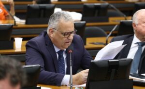 Comissão aprova projeto que prevê coletores de resíduos sólidos nos bueiros