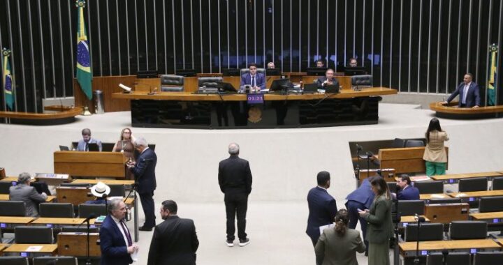 Deputados analisam em Plenário a PEC da Segurança Pública; acompanhe