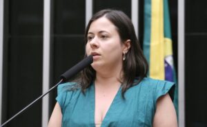 Comissão aprova inclusão de livros didáticos e jurídicos na política de logística reversa