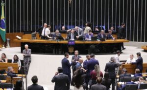 Câmara aprova regime de urgência para 12 projetos de lei