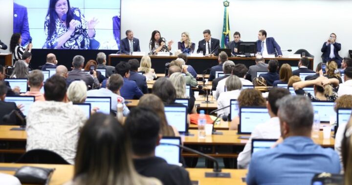 Deputados da oposição e da base do governo defendem manutenção de autoescolas