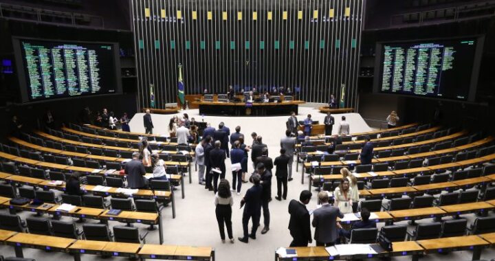 Plenário pode votar reajuste para segurança do DF e regras para transferência de veículos