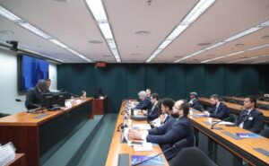 Motoristas de aplicativo pedem maior remuneração e mais segurança em debate na Câmara