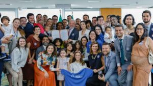 Lei amplia licença-paternidade para 20 dias e cria salário-paternidade